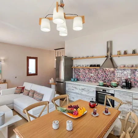 Modern 2-bed House In The Centre * Fira (Santorini)